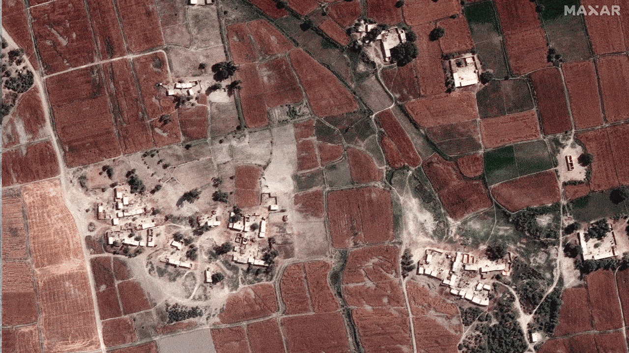 Village and fields before and after flooding in Rajanpur, Pakistan as of August 28, 2022. Photo: Maxar
